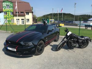 Ford Mustang a Harley Davidson - americké klasiky